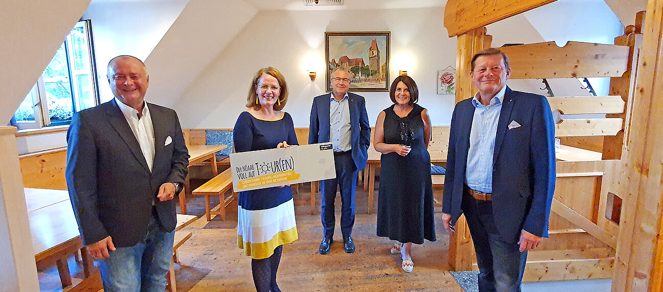 Abschluss der großen Infotour im Bezirk Mödling. v.l.: Hans Stefan Hintner, Christiane Teschl-Hofmeister, Alexander Nowotny, Franziska Olischer und Martin Czeiner.