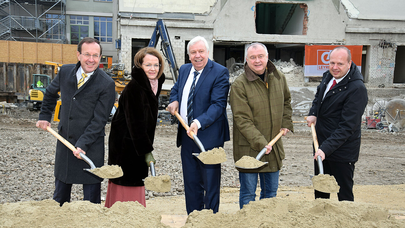 Der Spatenstich für das Gymnasium Keimgasse war ein bildungspolitischer Meilenstein für Mödling! v.l.: BIG GF DI Wolfgang Gleissner, LR Christiane Teschl- Hofmeister, Bildungsdirektor Hans Heuras, Hans Stefan Hintner, Dir. Mag. Michael Päuerl.