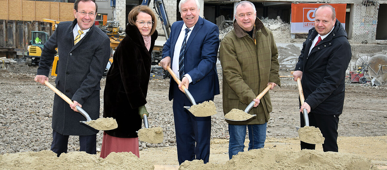 Der Spatenstich für das Gymnasium Keimgasse war ein bildungspolitischer Meilenstein für Mödling! v.l.: BIG GF DI Wolfgang Gleissner, LR Christiane Teschl- Hofmeister, Bildungsdirektor Hans Heuras, Hans Stefan Hintner, Dir. Mag. Michael Päuerl.