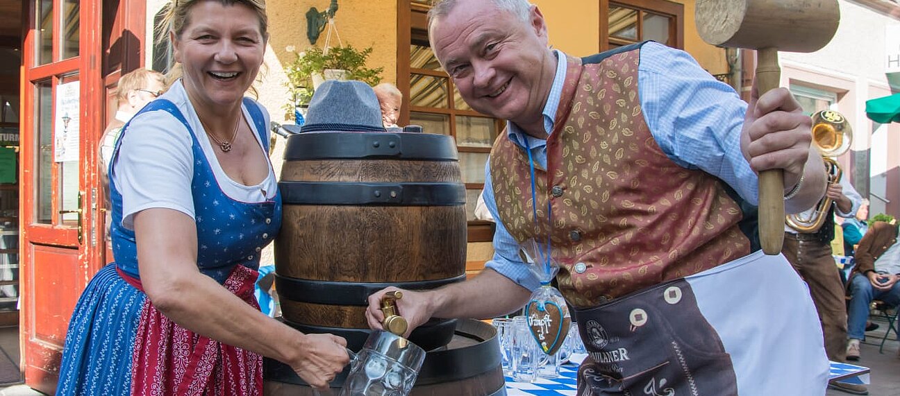 Bürgermeister Hans Stefan Hintner und Maut-Wirtin Edda Mayer-Welley freuen sich ab 15. Mai auf die Rückkehr der Gäste!