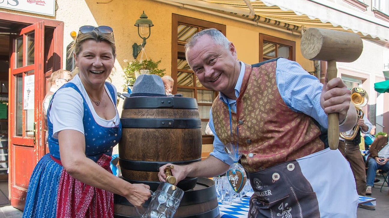 Bürgermeister Hans Stefan Hintner und Maut-Wirtin Edda Mayer-Welley freuen sich ab 15. Mai auf die Rückkehr der Gäste!